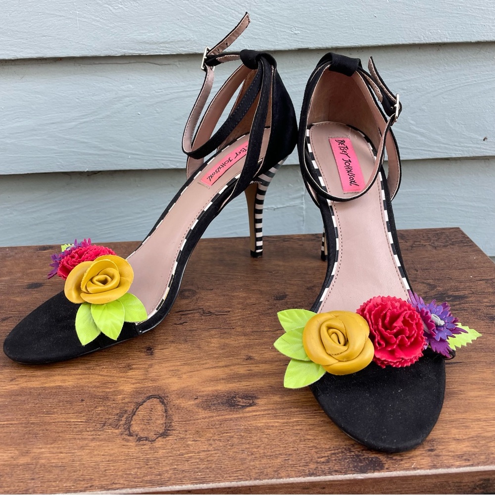BETSY JOHNSON CUTEST EVER 3D FLOWERY HIGH HEELS 9